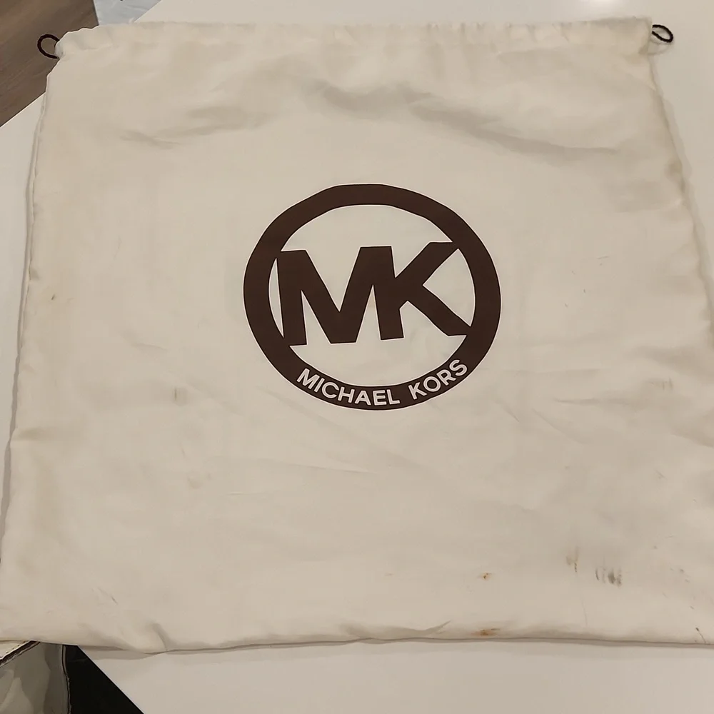 🤍MICHAEL KORS HAMILTON - Picture 9 of 13